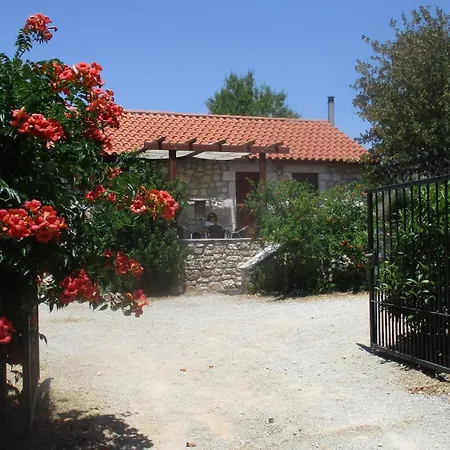 House In With Large Garden Leonídion